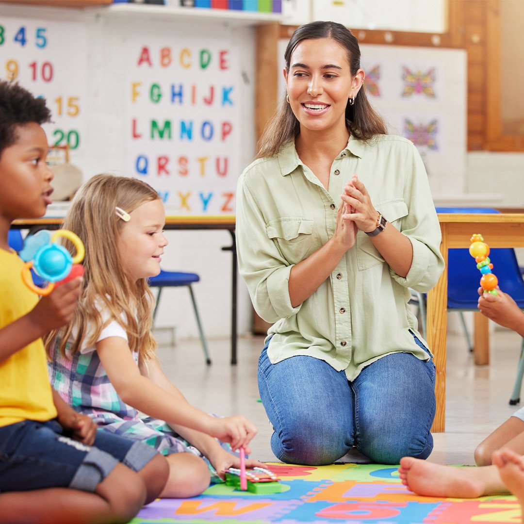 classroom-clapping-together