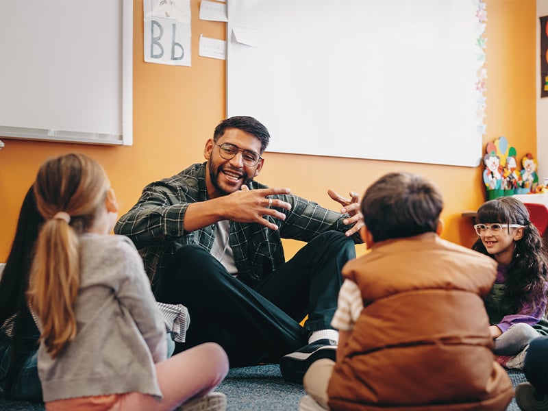 teacher-tells-story-to-elementary-class-4-3